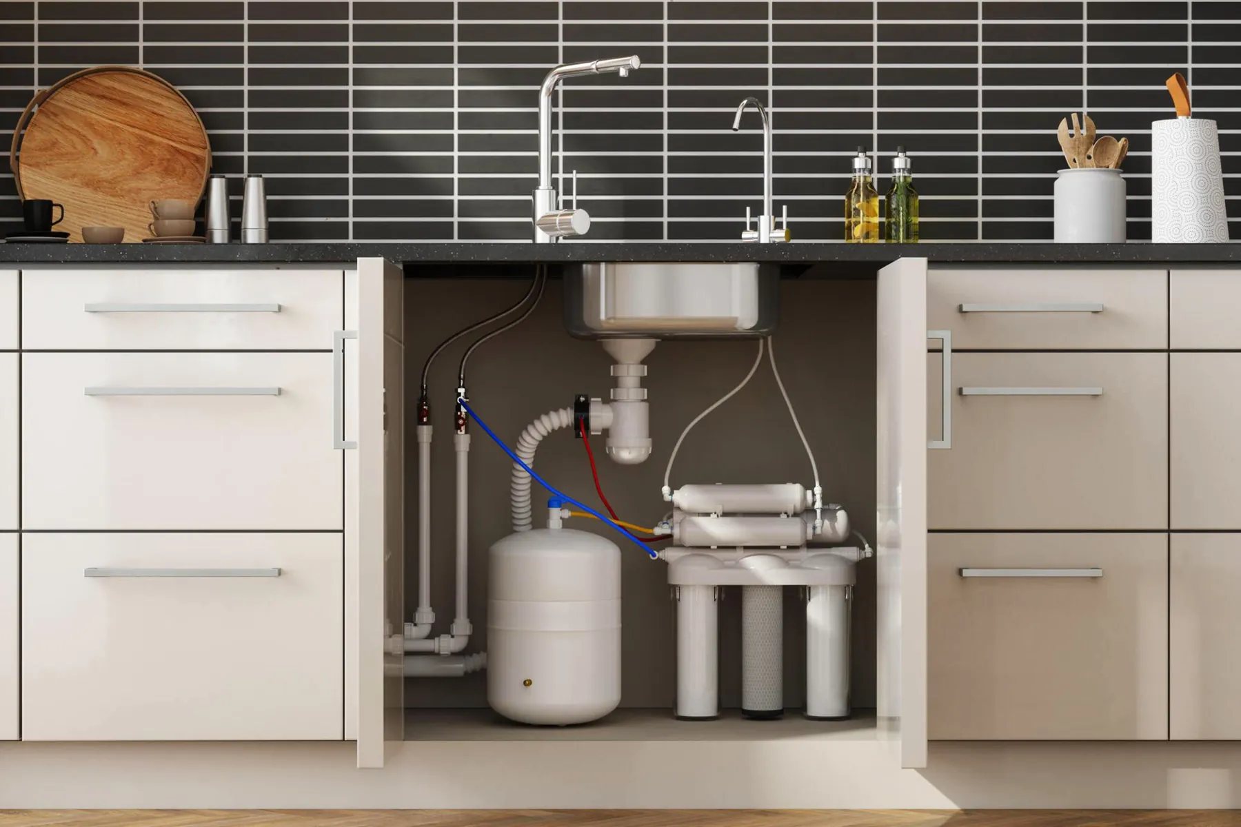 Equipo de ósmosis inversa instalado bajo el fregadero de una cocina